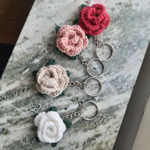 Handvirkad nyckelring | handmade keychain - Handvirkad nyckelringar i olika färger 💜 Pris är för 1st.