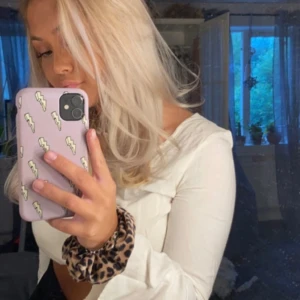 Vit långärmad blus - Säljer en superfin vit blus med långa ärmar. Den har en lös passform och är perfekt för både vardag och fest. Ärmarna har en liten volangdetalj som ger en extra touch. Passar perfekt till allt! Jag har stoppat in tröjan i bh:n på de första 2 bilderna, så den är längre egentligen. Passar både S/M.