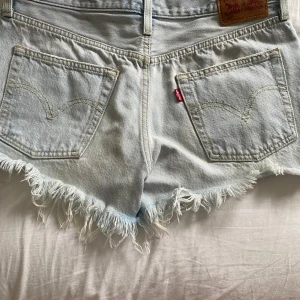 Ljusblåa Levis jeansshorts  - Köpte på vinted men passade inte, hittar inga defekter och är i jätte bra skick, storlek står inte men skulle säga att de passar S/M. Skriv för mått eller om frågor.