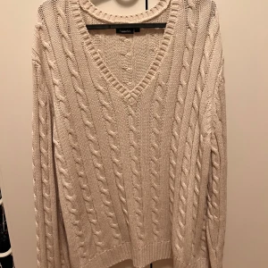 Beige Sweater - Kappahl  - Beige stickad tröja från Kappahl, nyskick - endast använd en gång  Nypris: 449 kr