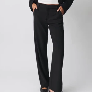 Svarta kostymbyxor - Eleganta svarta kostymbyxor med hög midja och rak passform. Perfekta för en stilren look. Byxorna är lika de på bilden🖤