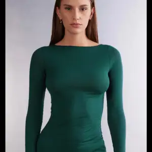 Snygg grön långärmad topp med en tight passform. Perfekt för en stilren look. Tillverkad i ett mjukt material som ger en bekväm känsla hela dagen.