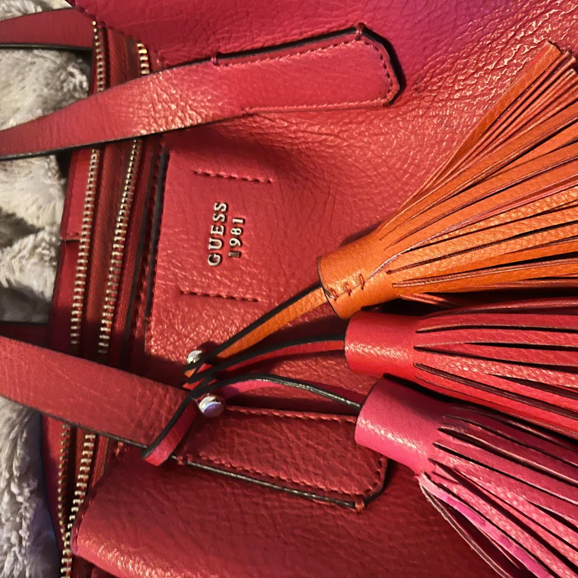 Röd axelväska från Guess - 90