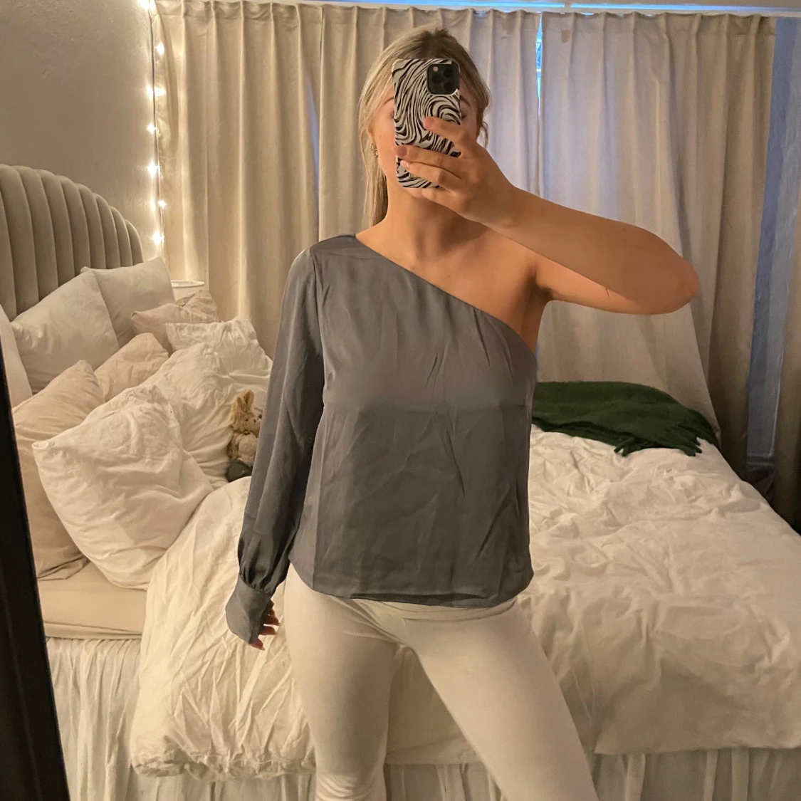 Grå oneshoulder topp