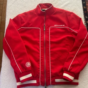 Banlieue lux vest jacka / zip - M - Röd - Riktigt fet röd Banlieue ”Lux vest” jacka från det fråmgångrika märket ”Banlieue” från Rotterdam. Insidan är 100% silke.  Storlek: M Skick: 9/10