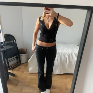 Svart spetslinne från Sublevel - Snyggt svart spetslinne från Sublevel i stl S💕