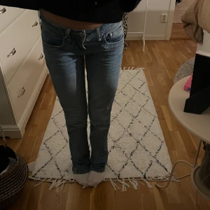 Jättesnygga low waist Ltb jeans - Intressekoll på mina ljusblåa ltb jeans🥹jättefint skick, som nya❤️Skriv för fler bilder eller frågor. Nypris: 800kr