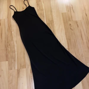 Svart långklänning - En svart, tajt långklänning som går ända ner till golvet för mig som är 159 😍 den har justerbara axelband. Framhäver figuren supersnyggt och inga defekter 🫶🏻 kan skicka fler bilder 