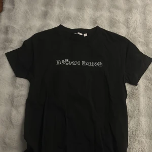 Svart t-shirt från Björn Borg - Snygg svart t-shirt från Björn Borg med logotypen tryckt på bröstet. Perfekt för en avslappnad stil.