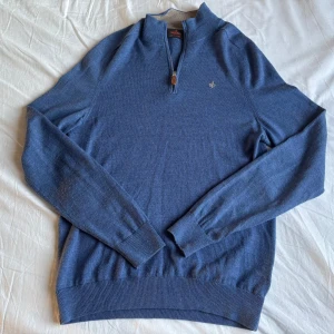 Morris half zip - Snygg blå half zip från Morris i 100% merinoull. Tröjan har storlek M och är normal i storlek. Skicket är 9/10. Kolla gärna in min profil för liknande plagg :)