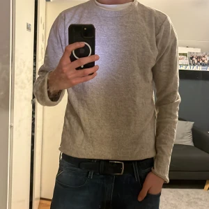 Beige tröja från Jack & Jones - Säljer en stilren beige tröja från Jack & Jones. Perfekt för en avslappnad look med sin mjuka bomullskänsla och långa ärmar. Passar bra till jeans eller chinos.