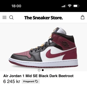 Air Jordan 1 Mid SE Black Dark Beetroot - Snygga Air Jordan 1 Mid SE i färgerna svart, mörkröd och vit. Skorna har en klassisk design med snörning och Nike-logga på sidan. Perfekta för sneaker-entusiaster som vill ha en stilren look. Pris kan diskuteras - Dm för fler bilder, info :)