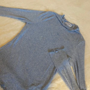 Tunn långärmad tröja  - Säljer denna fina tröja ifrån Lindex, använd fåtal gånger.