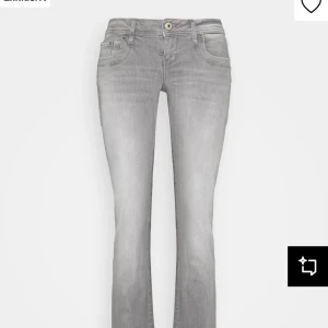 Grå bootcut jeans - Trendiga grå ltb jeans storlek 26/32. Lite slitningar kom privat för bilder!  