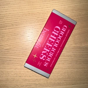 Chocolicious Cheeks från Benefit - Säljer en Chocolicious Cheeks palett från Benefit. Innehåller mini bronzer och rouge i en snygg rosa förpackning med silverdetaljer. Perfekt för att skapa en naturlig glöd och definiera ansiktet.