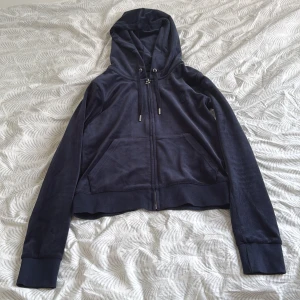 Marinblå Zip hoodie från Juicy Couture - Marinblå zip hoodie från Juicy Couture, inga defekter utan jättefint skick💕Priset går att sänka, nypris är 1299kr🥰