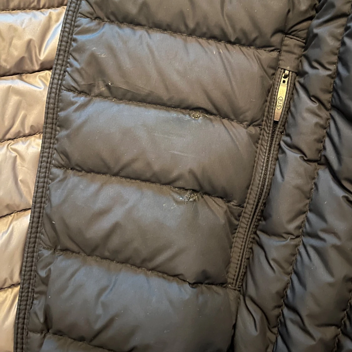 Svart dunjacka från Parajumpers möts Odenplan  - 4