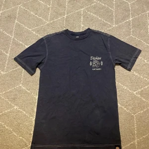 Dickies t-shirt  - Säljer en mörkblå t-shirt från Dickies med tryck på bröstet. Storlek small men passar medium. Den har korta ärmar och passar bra för casual looks. Skick är 8,5/10 och den har inga defekter. Hör av er vid andra frågor 🙏