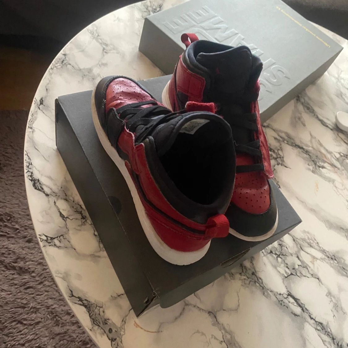 Svart och röd Nike Air Jordans