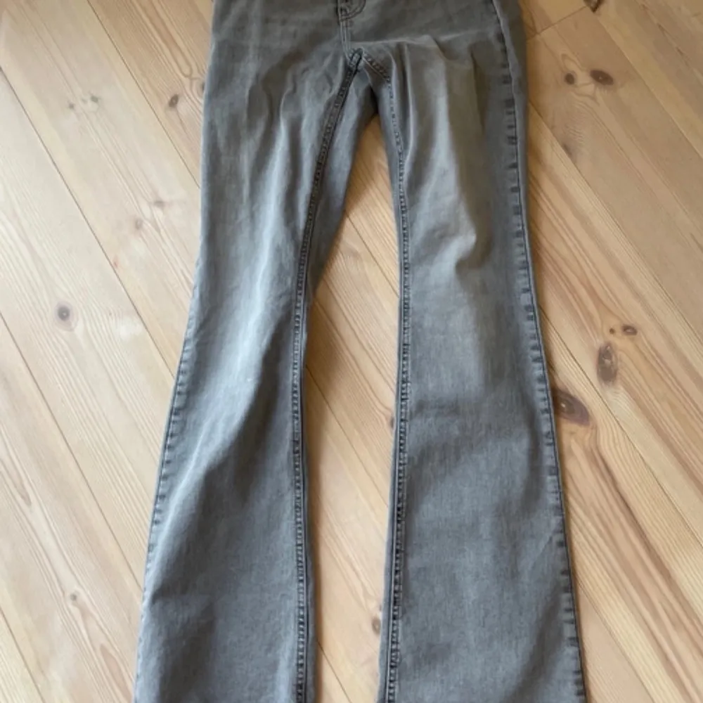 Snygga grå bootcut jeans med en klassisk femficksdesign. De har en bekväm passform och är perfekta för en avslappnad stil. Jeansen är tillverkade i ett mjukt och stretchigt material som ger en skön känsla hela dagen. Dem är i storlek 36 och dem är tall i benen. Farkut & Housut.