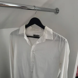 Vit skjorta från Calvin Klein - Storlek s