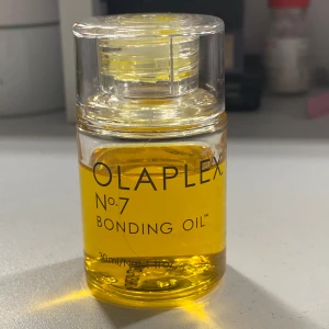Olaplex No.7 Bonding Oil - Olaplex No.7 Bonding Oil är en lättviktig och koncentrerad hårolja som ger glans, mjukhet och styrka till håret. Den skyddar mot värme och minskar frissighet. Perfekt för alla hårtyper.