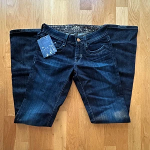 lowrise bootcut från meltin’ pot - jättesnygga lowrise jeans med ascoola fickor, säljer då de inte passade mig 💞prislappen kvar! skriv för mått eller fler bilder, pris kan diskuteras vid snabb affär