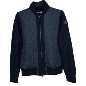Marinblå quiltad Cardigan från Moncler - Moncler Tricot Cardigan Retail:10.000kr Size:XL(Sitter Som En M-L) Condition:7/10 Dm för mer info 
