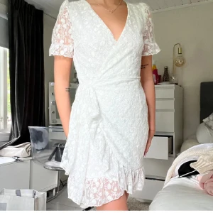 Klänning  - Helt ny!! Sommarklänning ifrån Gina Tricot i storlek S! Helt ny med lappen kvar!! Nypris 699kr💞 