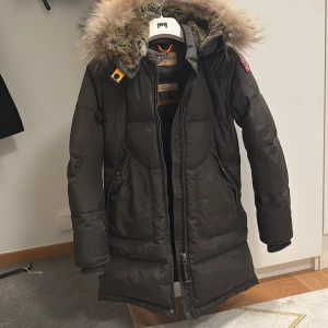 Olivgrön  Parajumper - En av mina favoriter, får alltid komplingar för jackan. Jackan är otrolig fin och har en väldig speciell färg. Pma mig för bilder om ni är intresserade. Inget fel med jackan.  Pris går att diskutera vid snabb affär. 