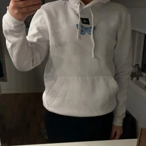 The Cool Elephant hoodie - Säljer denna hoodie som är använd ca 3 gånger. Tröjan är i S men passar även M då den är lite större i storlek.