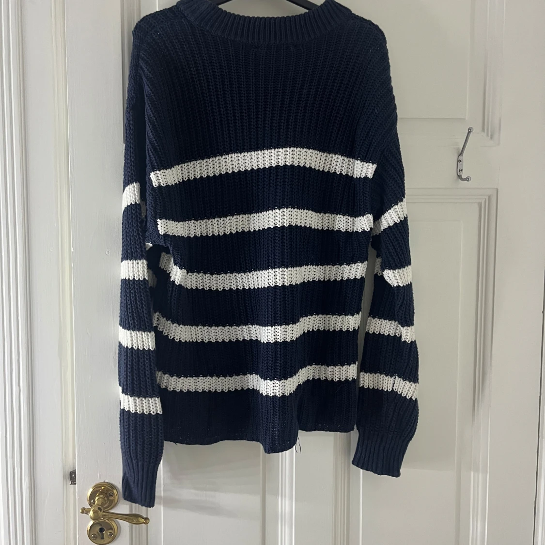 Mörkblå och vit randig stickad tröja  - 90