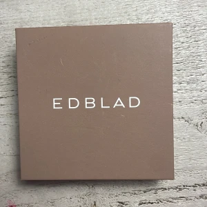 Guldörhänge från Edblad i äkta guld - Jätte fina guld örhängen. Säljer eftersom  det inte är min stil. (Har aldrig använt)💕 