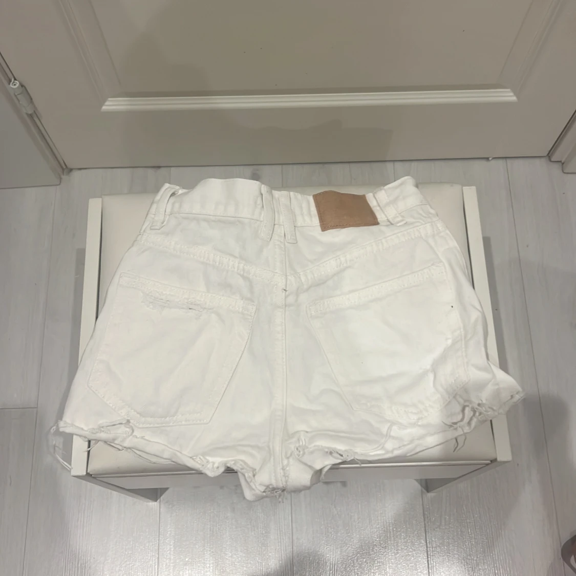 Vita jeansshorts med slitningar - 90