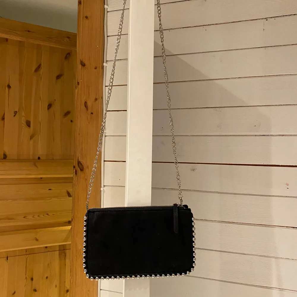 Väska från Zara i svart med silver detaljer . Laukut & Käsilaukut.