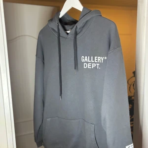 Gallery Dept hoodie  -  grå hoodie från Gallery Dept. Storlek M
