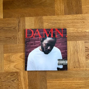 Damn vinyl - Vinyl av albumet DAMN av kendrick Lamar. Nästan nytt skick eftersom bara stått på min hylla men fortfarande öppnat. Ända defekten är att fodralet har böjts lite. Priset är inte fast