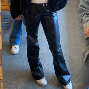 Svarta skinnbyxor  - Säljer ert par svarta skin byxor från new yorker!!  (Bältet går att ta bort) Bootcut low waist! Storlek S