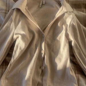 Nelly tröja - Beige långärmad tröja från nelly💞färgen visas bäst på andra bilden!!