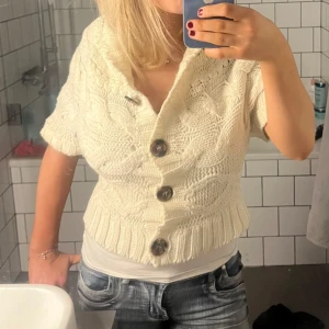 Vit stickad bolero kofta  - Jättesöt stickad bolero kofta från DUNNES! Skulle säga att den passar en storlek XXS-M beroende på hur man vill att den ska sitta🥰 Köpt på vinted! Pris går att diskutera 😚