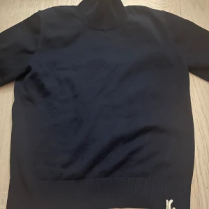 Svart polotröja - Snygg och stilren mörk blå polotröja med korta ärmar  kan enkelt matchas med olika outfits. 