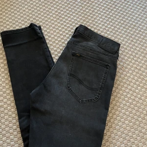 Lee jeans - Tja tja! Säljer nu dessa feta lee jeans pga att jag inte använder de längre! - Storlek 32/32 - skick 9/10 - Modell: Luke - Vid minsta lilla fråga så tveka inte på att höra av dig!! Mvh Carl