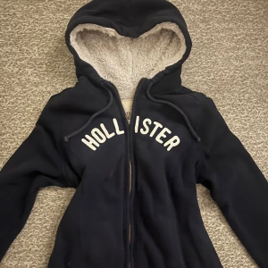 Mörkblå hoodie från Hollister - Säljer en mysig mörkblå hoodie från Hollister i storlek L/M