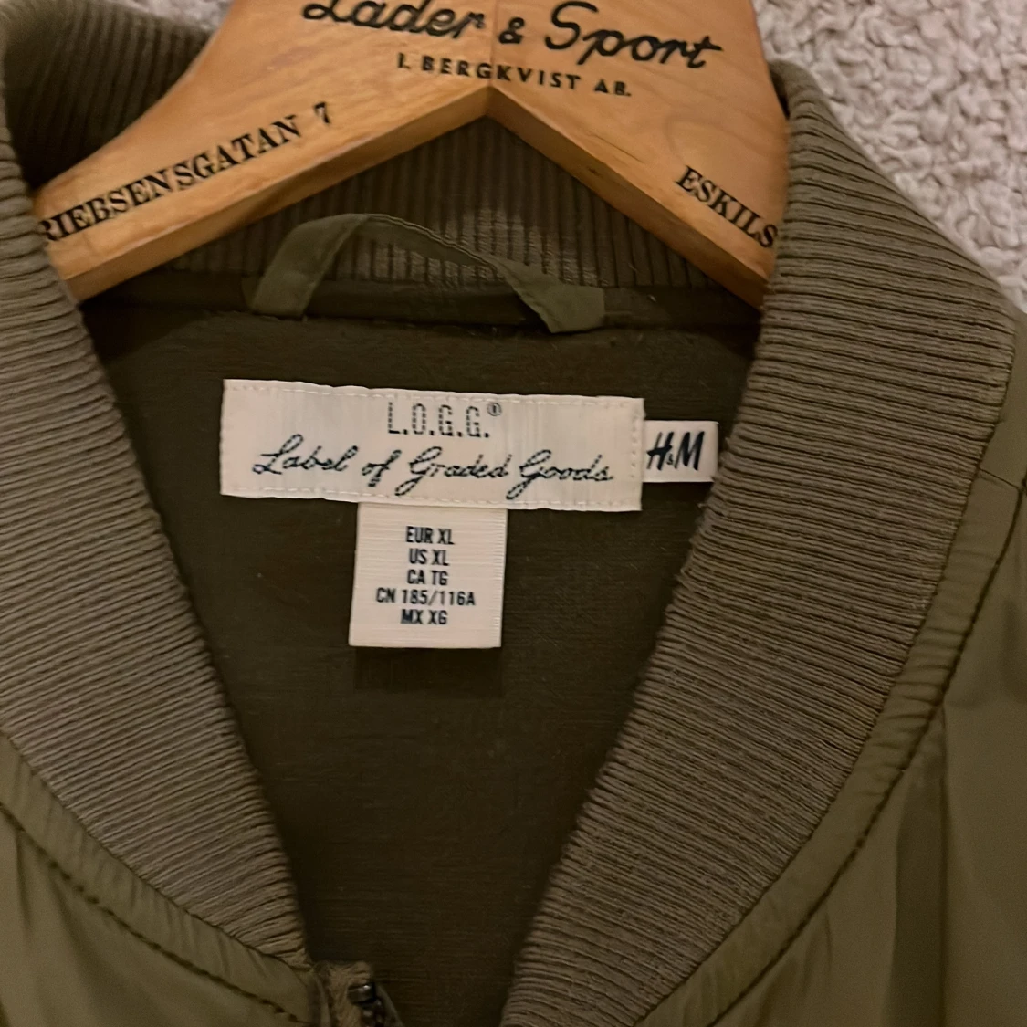 Olivgrön bomberjacka från H&M - 90