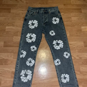 Denim Tears Jeans - stilrena jeans från denim tears, perfekt för dig som vill ha ett par snygga och sköna jeans nu under vintern. Skriv om du har några funderingar!