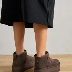 Bruna skor från UGG - Snygga bruna UGG i mocka med en bekväm och varm insida. De har en platåsula och en enkel design som passar perfekt för kyligare dagar. Har använt mina under en höst, dem är fortfarande i fint skick och jag ska försöka få dem så fina som möjligt! Det är en lite mer hög sula och det har blivit allt mer trendigt med dessa skor😍😍Säljer då jag skaffat andra Uggs 🤗Nypris för dessa skor är 2095kr men säljer för 1200🤗🤗