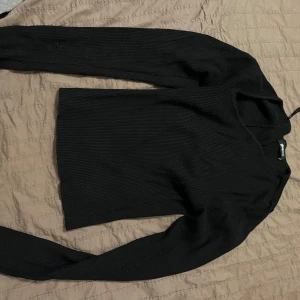 Svart ribbad tröja💕 - Snygg svart ribbad tröja med långa ärmar och en klassisk design. Perfekt för kyligare dagar och enkel att matcha med olika outfits.😊