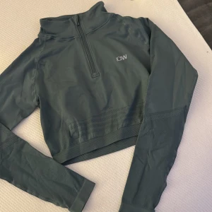 Träningströja iciw - Croppad tränings topp från iciw aldrig använd, S