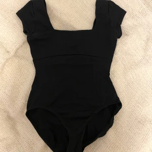 Svart body  - Superfin balettbody från bloch, storlek m men jag skulle säga den är mer xs/s