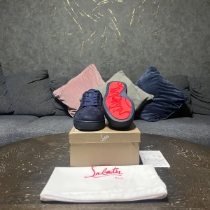 Loubtins - Tjenare!☺️ ett par marin blåa 💙 loubs till salu använd få gånger, Skick nytt  dustbag, o annat  pris är alltid diskuterbart och för flera funderingar eller bilder dm ha de gott!!🥂